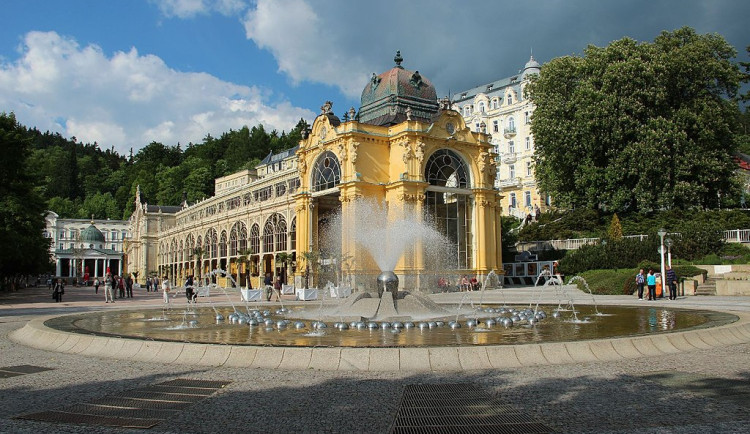 Mariánské Lázně mají po letech oficiálně uznanou městskou vlajku