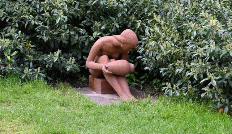 Vandaly poničená socha Dívky se džbánem se vrátila do centra Karlových Varů