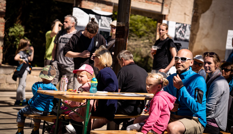 O zločinech 50. let by se mělo více mluvit. Iniciativa “Záchrana Řetízkárny” se o to snaží třeba skrze pořádání festivalů