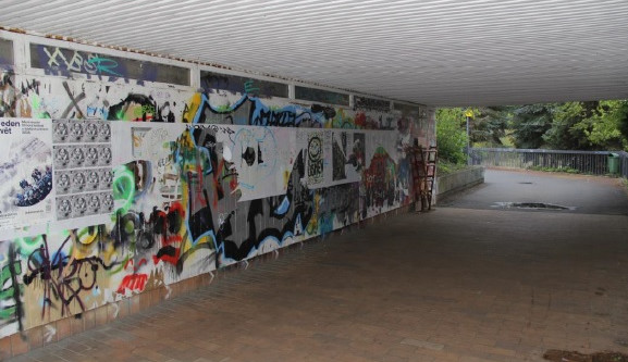 Žena přepadla v podchodu u nádraží dva lidi. Hledají se svědci