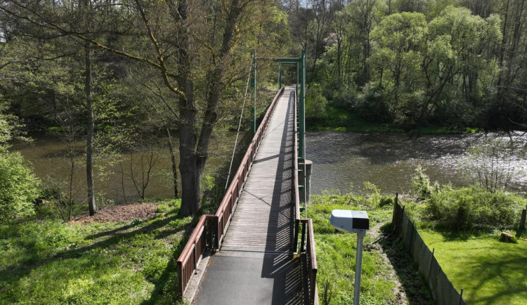 Oprava lávky na cyklostezce v Tašovicích už začala, aby se stihla sezona.