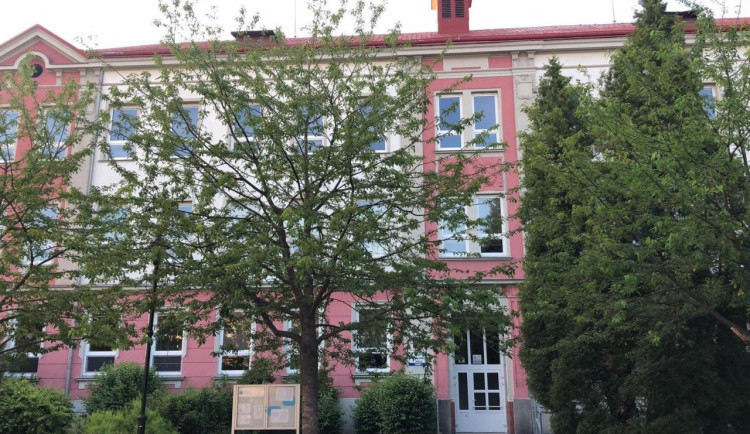 Budoucí technické lyceum Avantech v Chodově má své logo, vytvořil ho student.