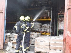 Hasiči likvidovali tři hodiny požár v objektu karlovarské porcelánky. Na místě zasahovalo 12 jednotek