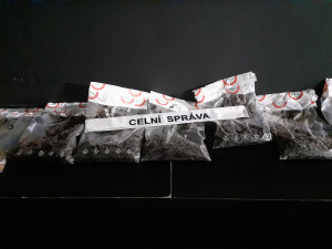 Celníci si došlápli na prodejce nezdaněného alkoholu a neznačených cigaret. Zboží ukrývali pod pulty provozoven