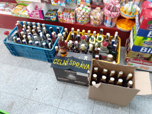 Celníci si došlápli na prodejce nezdaněného alkoholu a neznačených cigaret. Zboží ukrývali pod pulty provozoven