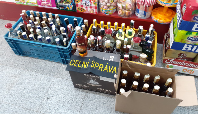Celníci si došlápli na prodejce nezdaněného alkoholu a neznačených cigaret. Zboží ukrývali pod pulty provozoven