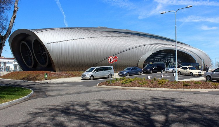 Karlovarské letiště se dočká opravených střech. Brzy přibudou solární panely i větší parkoviště