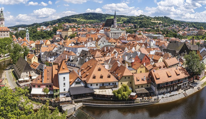 Český Krumlov plánuje výstavbu nových parkovišť a zvažuje možnost umísit do města parkovací věže