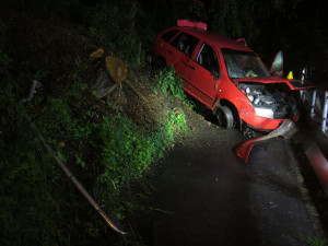 Po nárazu auta do betonových svodidel zahynul mladý spolujezdec. Vozidlo řídil jeho silně opilý kamarád