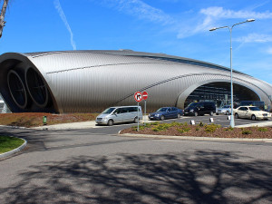 Karlovarské letiště se dočká opravených střech. Brzy přibudou solární panely i větší parkoviště