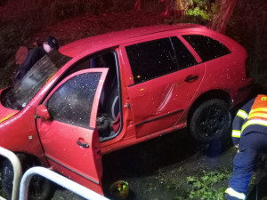 Po nárazu auta do betonových svodidel zahynul mladý spolujezdec. Vozidlo řídil jeho silně opilý kamarád