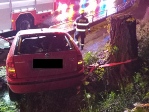 Po nárazu auta do betonových svodidel zahynul mladý spolujezdec. Vozidlo řídil jeho silně opilý kamarád