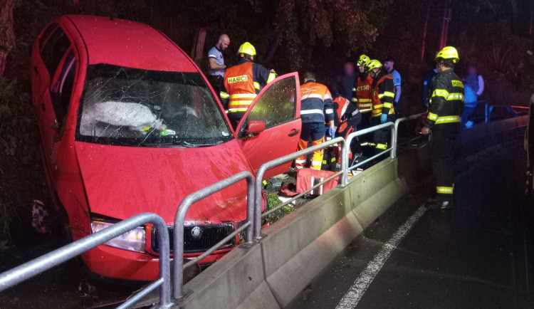 Po nárazu auta do betonových svodidel zahynul mladý spolujezdec. Vozidlo řídil jeho silně opilý kamarád