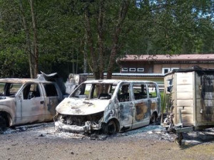 V areálu na Svatošských skalách u Karlových Varů někdo zapálil dvě auta a přívěs