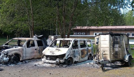 V areálu na Svatošských skalách u Karlových Varů někdo zapálil dvě auta a přívěs