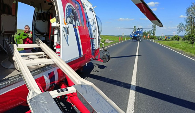 Na silnici I/6 na Karlovarsku havarovala čtyři auta, jeden člověk zemřel