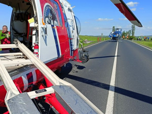 Na silnici I/6 na Karlovarsku havarovala čtyři auta, jeden člověk zemřel