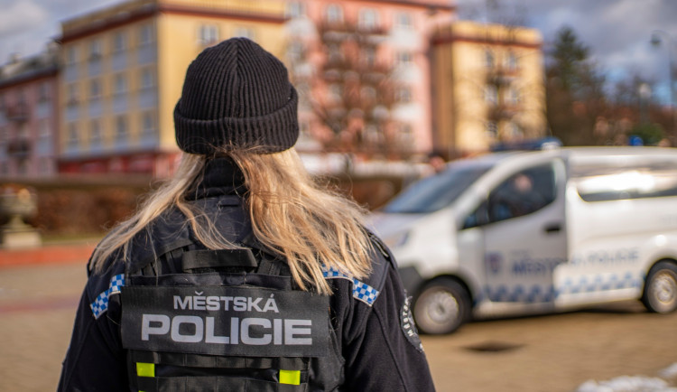 Městští strážníci v Ostrově nesouhlasí se změnou vedení. Zastupitelům poslali dopis