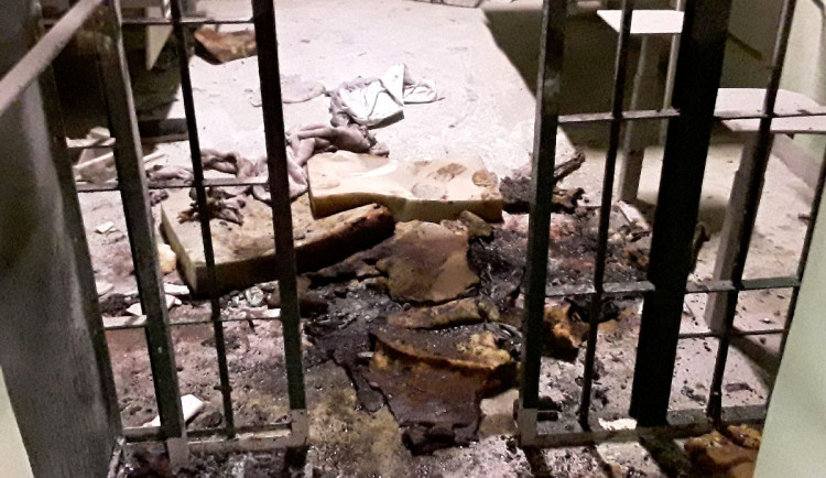 Hořelo v cele věznice v Horním Slavkově. Několik vězňů a dozorců se nadýchalo kouře