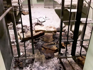 Hořelo v cele věznice v Horním Slavkově. Několik vězňů a dozorců se nadýchalo kouře