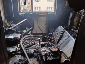 Pozorný muž ráno zpozoroval, že u souseda hoří byt. Okamžitě přivolal pomoc a zachránil všechny nájemníky
