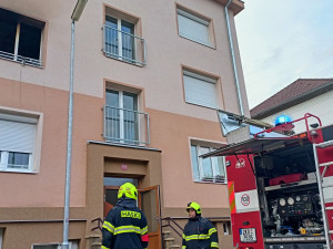 Pozorný muž ráno zpozoroval, že u souseda hoří byt. Okamžitě zalarmoval hasiče i další obyvatele domu