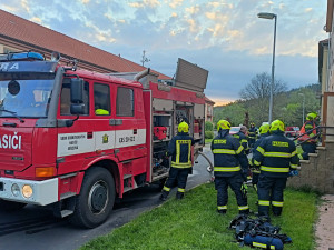 Pozorný muž ráno zpozoroval, že u souseda hoří byt. Okamžitě zalarmoval hasiče i další obyvatele domu