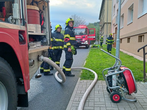 Pozorný muž ráno zpozoroval, že u souseda hoří byt. Okamžitě zalarmoval hasiče i další obyvatele domu