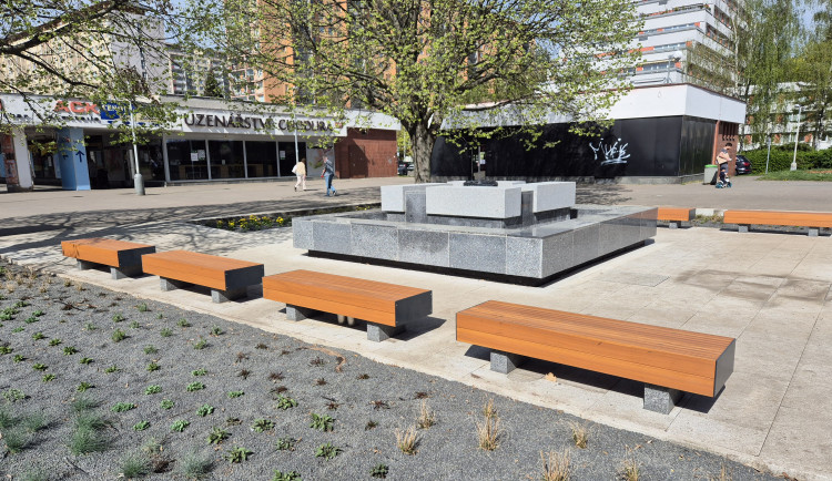 Historická fontána na Ládví dostala po rekonstrukci jméno podle hlavního architekta sídliště