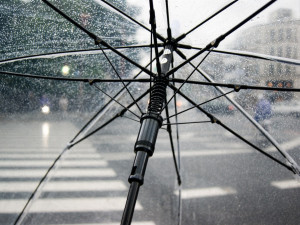 Celý týden s deštníkem. Během následujících dnů naměříme kolem 20 stupňů