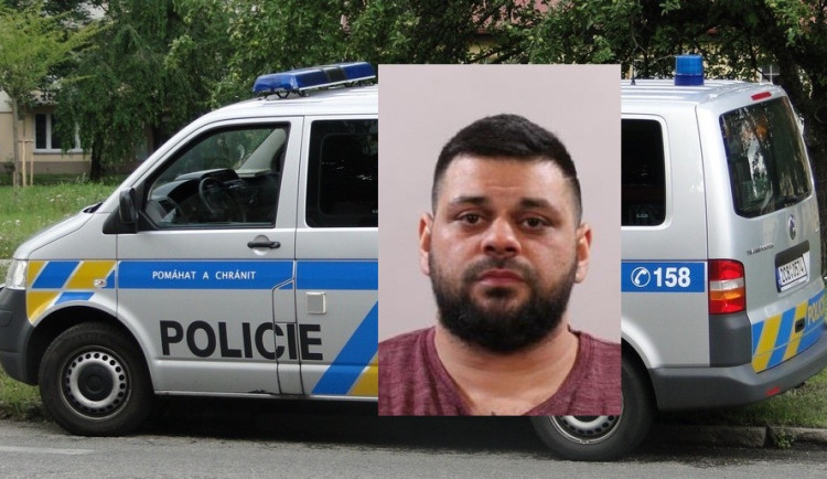 Policie pátrá po muži z Karlových Varů kvůli znásilnění a vyhrožování