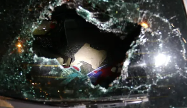 VIDEO: Nepříčetný muž demoloval ve Varech zaparkovaná auta. Poničil jich čtrnáct a napadl kolemjdoucího muže
