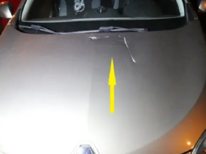 VIDEO: Nepříčetný muž demoloval ve Varech zaparkovaná auta. Během pár minut jich poničil čtrnáct a napadl svědka