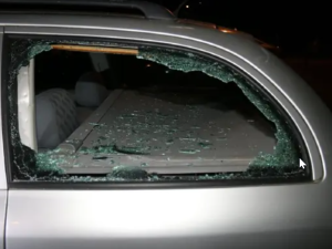 VIDEO: Nepříčetný muž demoloval ve Varech zaparkovaná auta. Během pár minut jich poničil čtrnáct a napadl svědka