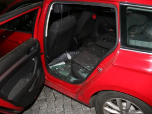 VIDEO: Nepříčetný muž demoloval ve Varech zaparkovaná auta. Během pár minut jich poničil čtrnáct a napadl svědka