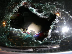 VIDEO: Nepříčetný muž demoloval ve Varech zaparkovaná auta. Poničil jich čtrnáct a napadl kolemjdoucího muže
