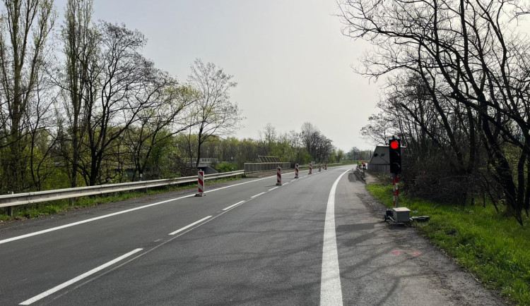 Dopravu mezi Karlovými Vary a Ostrovem omezují silniční práce