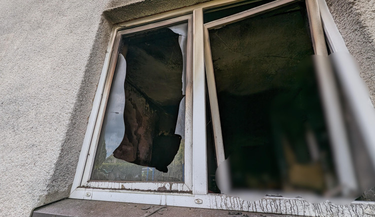 Požár rodinného domu zaměstnal pět jednotek hasičů