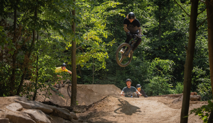 V karlovarských lázeňských lesích startuje už v červnu provoz sjezdové trasy pro horská kola u Goethovy vyhlídky