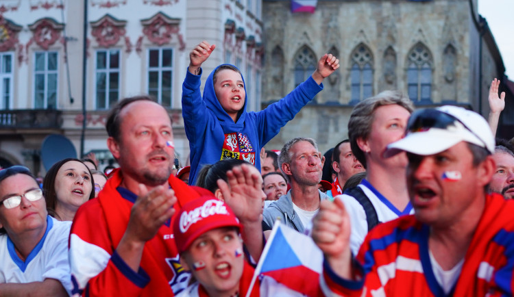 FOTOGALERIE: Euforie i kolapsy. Podívejte, jak se fandilo na Staroměstském náměstí