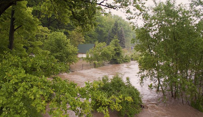 Přívalové lijáky zvedají hladiny řek. Organizátoři v Karlovarském kraji ruší kvůli počasí venkovní akce pro děti