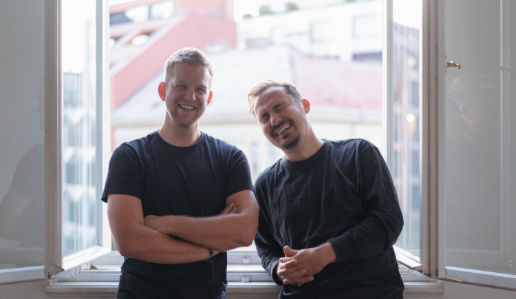 Jako každý měsíc, i v květnu zrekapitulují Martin Šeda a Ivo Spisar v nejnovějším dílu podcastu Drbny s názvem Pavlač to nejzajímavější, co v uplynulých týdnech řešili lidé v regionech napříč Českem.