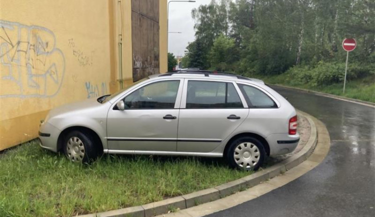 Už došla trpělivost, za špatné parkování zpřísní postihy řidičů městská policie v Sokolově