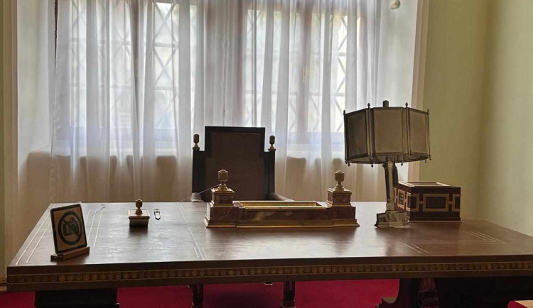 Na zámku v Bečově nad Teplou začala výstava osobních předmětů Adolfa Hitlera
