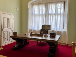 Na zámku v Bečově nad Teplou začala výstava osobních předmětů Adolfa Hitlera