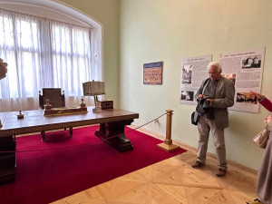 Na zámku v Bečově nad Teplou začala výstava osobních předmětů Adolfa Hitlera