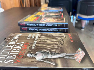 Na zámku v Bečově nad Teplou začala výstava osobních předmětů Adolfa Hitlera