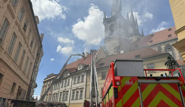 VIDEO: V historickém centru Prahy hořela střecha domu, hasiči evakuovali dvacet lidí