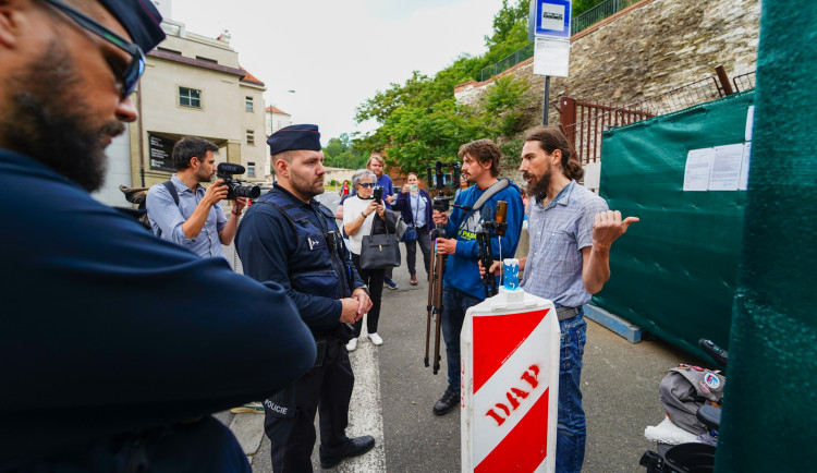 VIDEO, FOTO: Těžkooděnci rozpustili stánek dezinformátorů před úřadem vlády. Thora vyvedli v poutech