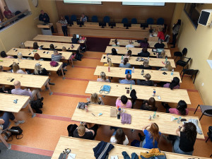 Úředníci z kraje zažili v rámci cvičení simulovaný útok ozbrojených útočníků. Akci ukončila likvidace aktivních střelců